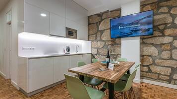 Fridge, microwave, oven, coffee/tea maker
