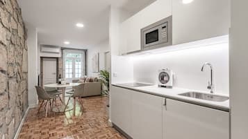 Fridge, microwave, oven, coffee/tea maker