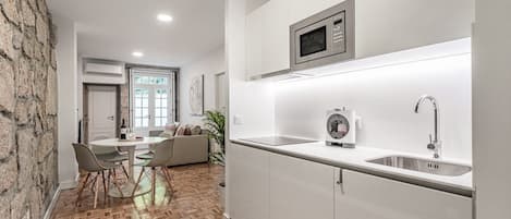 Fridge, microwave, oven, coffee/tea maker