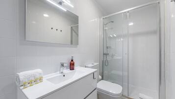 Douche, sĂšche-cheveux, serviettes fournies