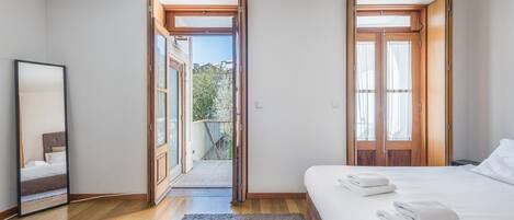 Bureau, fer et planche à repasser, accès Internet, draps fournis