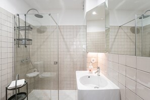 Douche, séchoir à cheveux, serviettes fournies, savon