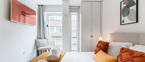 Skrivebord, strykejern/-brett, internettilgang og sengetøy