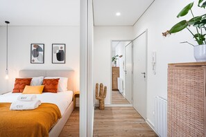 Een bureau, een strijkplank/strijkijzer, internet, beddengoed