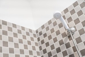 Badekar, hårføner, håndklær og såpe