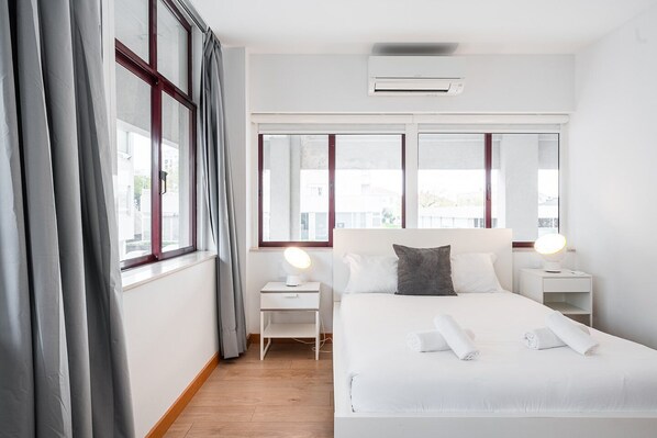 3 bedrooms, desk, Internet, bed sheets