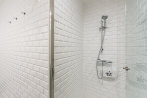 Dusj, hårføner og håndklær