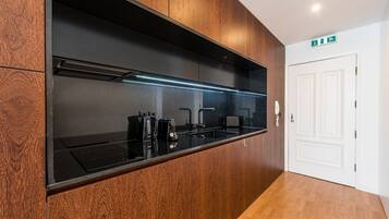 Refrigerador, microondas, cafetera/tetera, tostadora