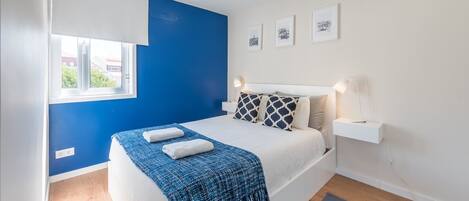 1 soveværelse, skrivebord, strygejern/strygebræt, internetforbindelse