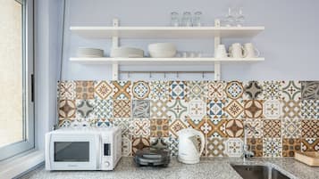 Fridge, microwave, oven, coffee/tea maker