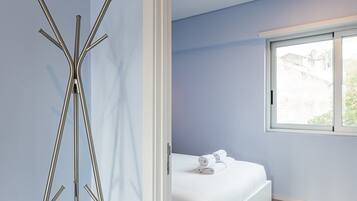 1 bedroom, desk, iron/ironing board, internet