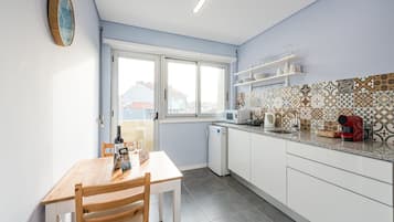 Fridge, microwave, oven, coffee/tea maker