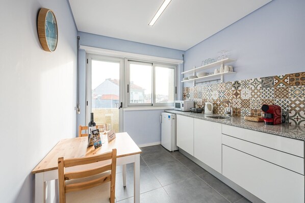 Fridge, microwave, oven, coffee/tea maker