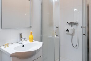 Dusche, Haartrockner, Handtücher