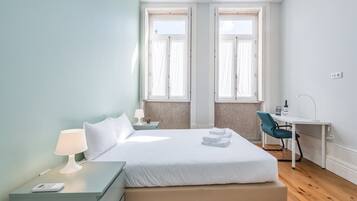 1 bedroom, desk, free internet, bed sheets