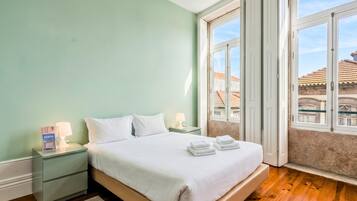 1 dormitorio, escritorio, tabla de planchar con plancha