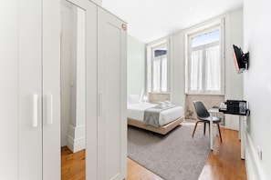 1 habitación, escritorio y tabla de planchar con plancha 