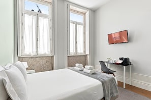 1 habitación, escritorio y tabla de planchar con plancha 