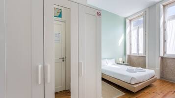 1 bedroom, desk, free internet, bed sheets