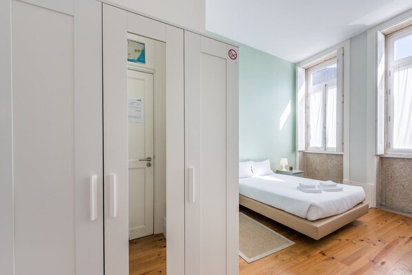 1 bedroom, desk, free Internet, bed sheets - GuestReady - Porto Home 1 (Porto)