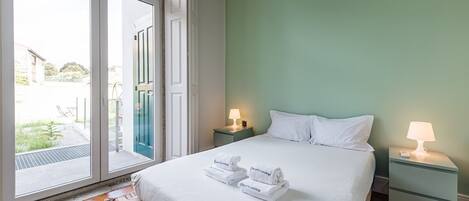 1 soveværelse, skrivebord, internetforbindelse, sengetøj