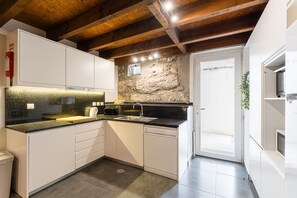Coffee/tea maker, fridge, microwave, oven - GuestReady - Porto Home II (with balcony) (Porto)