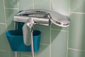 Douche, sèche-cheveux, serviettes fournies