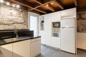 Coffee/tea maker, fridge, microwave, oven