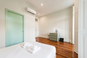 1 bedroom, desk, Internet, bed sheets