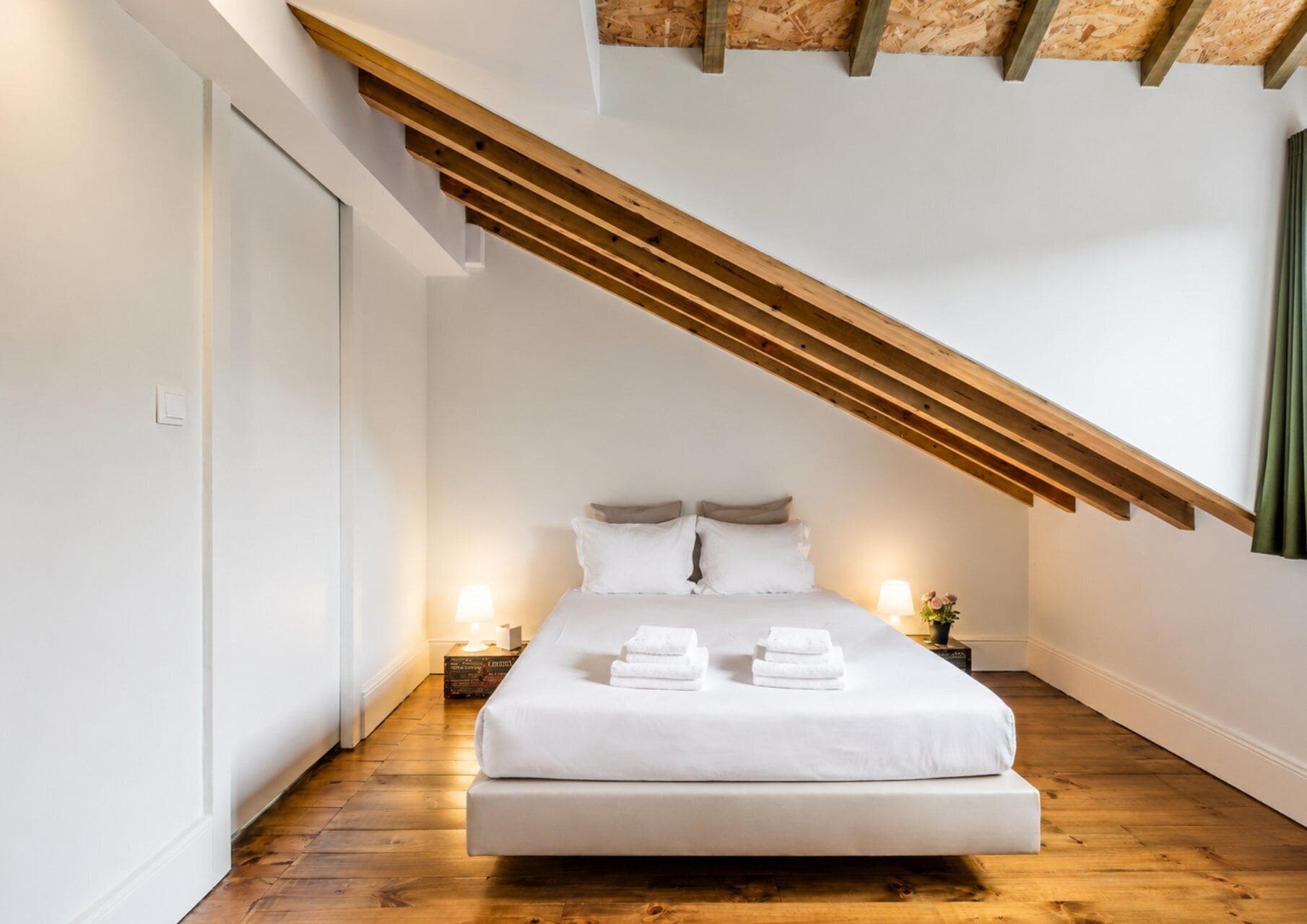 Escritorio, tabla de planchar con plancha, wifi y ropa de cama 