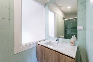 Shower, hair dryer, towels - GuestReady - Porto Home V (Porto)