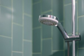 淋浴设施、吹风机、毛巾