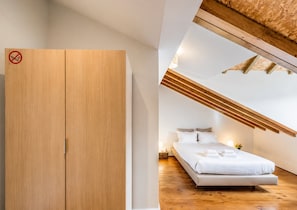 Desk, iron/ironing board, WiFi, bed sheets