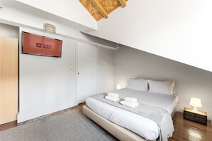 Desk, iron/ironing board, Internet, bed sheets