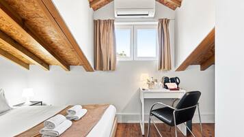 Desk, iron/ironing board, Internet, bed sheets