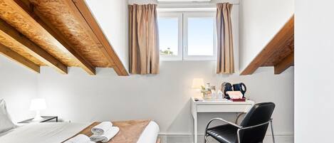 Desk, iron/ironing board, Internet, bed sheets