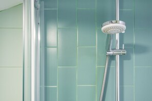 Chuveiro, secador de cabelo, toalhas de banho 