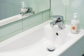 Dusj, hårføner og håndklær