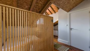 1 bedroom, desk, internet, bed sheets