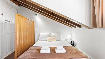 Desk, iron/ironing board, Internet, bed sheets