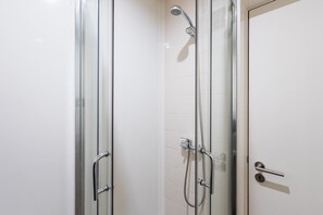 Suihku, hiustenkuivaaja, pyyhkeet