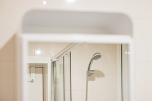Shower, hair dryer, towels, soap - GuestReady - Musichall - Moulin Rouge (Porto)