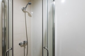 Shower, hair dryer, towels, soap - GuestReady - MusicHall - Yellow Submarine (Porto)