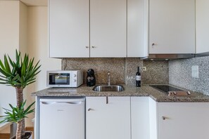Kühlschrank, Mikrowelle, Wasserkocher mit Kaffee-/Teezubehör