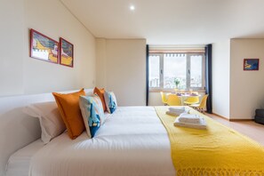 Internet, bed sheets - GuestReady - MusicHall - Yellow Submarine (Porto)
