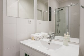 Dusche, Haartrockner, Handtücher, Seife