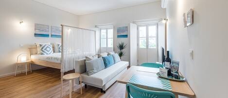 مكتب ومكواة/لوح كي وخدمة الإنترنت وملاءات أسرّة