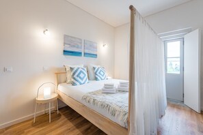 Desk, iron/ironing board, internet, bed sheets - GuestReady - Bay Watch (Porto)
