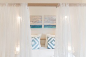 A bedroom with a bed, two paintings, and sheer curtains. - GuestReady - Bay Watch (Porto)