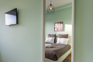 2 bedrooms, desk, Internet, bed sheets